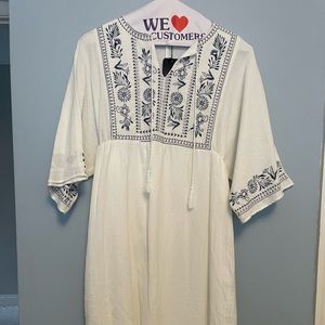 Beautiful blue and white Perry kaftan style dress. Size medium.